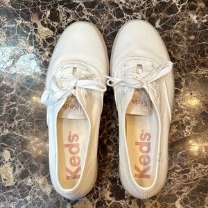 Keds Off-White Canvas Lace-Up Shoes.Never worn.